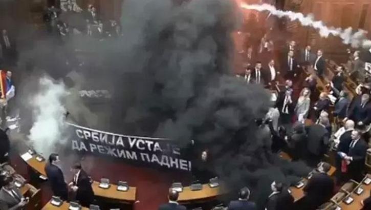 Sırbistan Parlamentosu'nda kaos! Milletvekilleri sis bombası attı