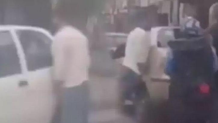 ‘İzmirli Herkül’ sosyal medyayı salladı! Tek başına araçları savurup attı