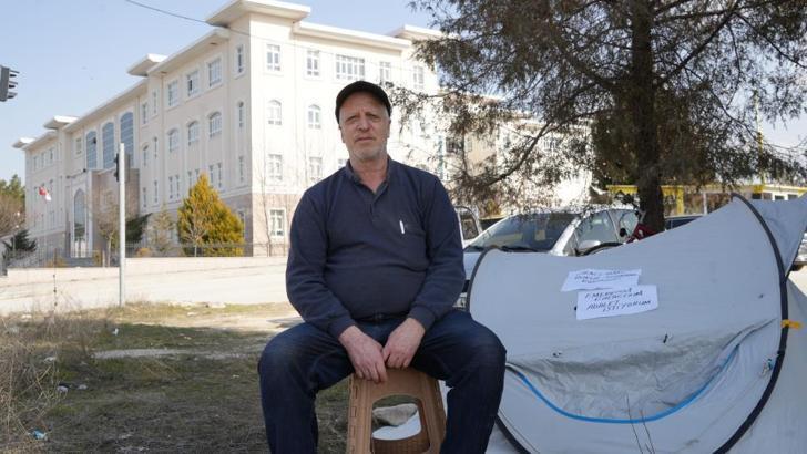 Kirası yükseltilince isyan etti! Adliye önüne çadır kurdu