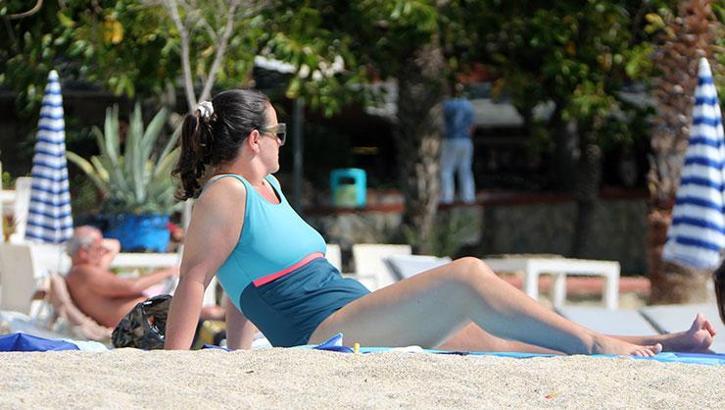 Bahar geldi, güneş yüzünü gösterdi! Sıcak havayı görenler plaja akın etti