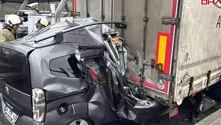 İstanbul'da hafif ticari araç TIR'ın altına girdi! Korkunç görüntü: 1 ölü
