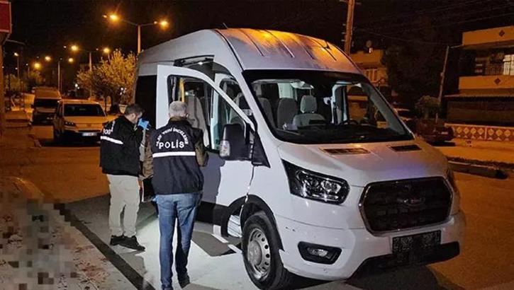 Adana'da servis minibüsünde dehşet! İş arkadaşını boynundan bıçakladı