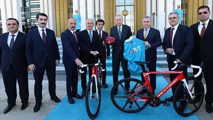 Cumhurbaşkanı Erdoğan, 60. Cumhurbaşkanlığı Türkiye Bisiklet Turu heyetini kabul etti