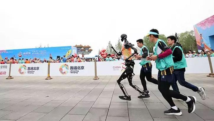 Çinli robotlar insanlara karşı maraton koştu!