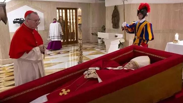 Dünyanın konuştuğu kareler! Francis'in tabuttaki görüntüsü paylaşıldı