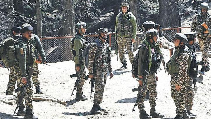 Vance'in ziyareti sırasında Hindistan kana bulandı
