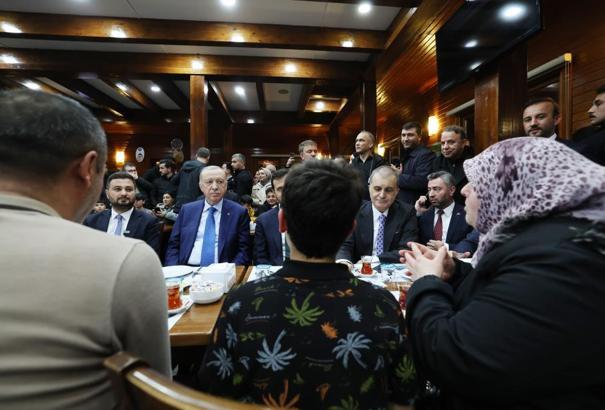 Cumhurbaşkanı Erdoğan'dan geceyi dışarda geçiren vatandaşları ziyaret