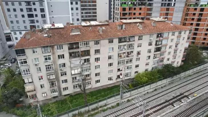 İstanbul'daki depremin ardından boşaltılan binalar görüntülendi