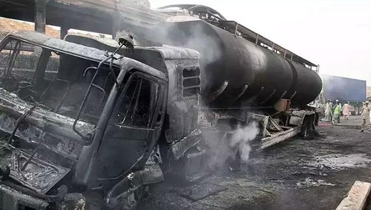Pakistan'da yakıt tankeri patladı! 2 ölü 56 yaralı