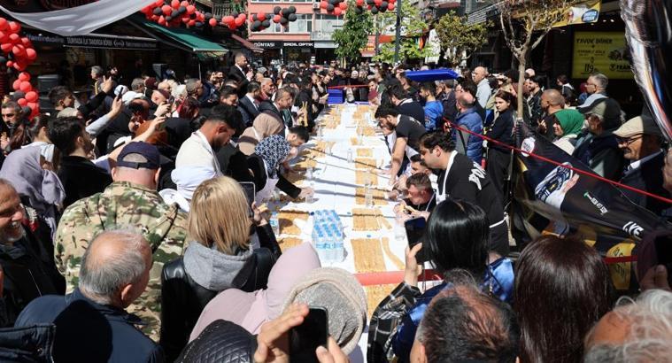 5 dakikada 11 metre börek yedi, büyük ödülün sahibi oldu