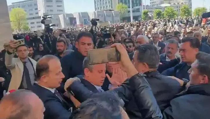 Sırrı Süreyya Önder'in anma töreninde provokasyon: Özgür Özel saldırıya uğradı