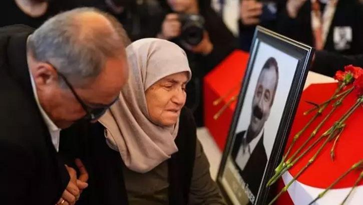 Sırrı Süreyya Önder'e acı veda! Cenaze namazına yoğun katılım... Anneden son bakış