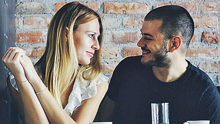 Dudaklara bakıyorsa aşk yükleniyor