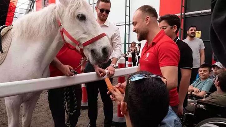 Özel çocuklar ve atlar arasında gönül köprüleri kuruldu!