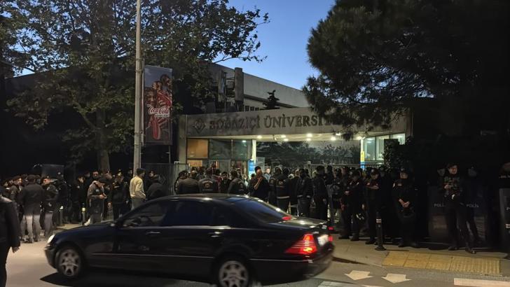 Boğaziçi Üniversitesi'nde göstericiler polise saldırdı: 13 polis yaralandı, 97 gözaltı