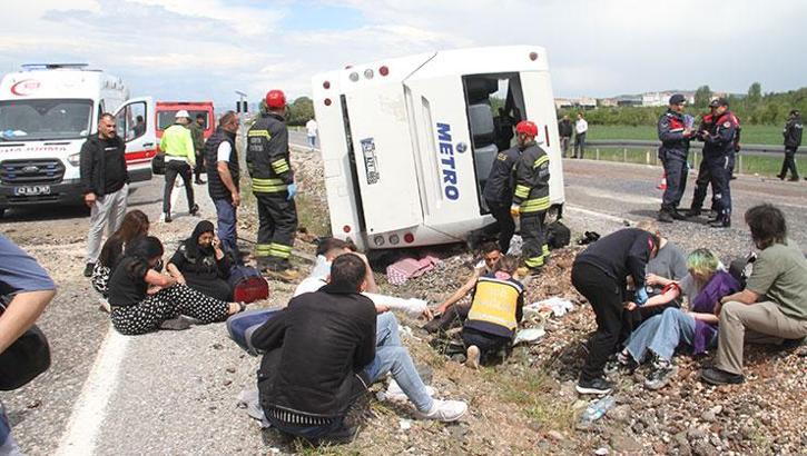 Konya'da yolcu otobüsü devrildi! 13 kişi yaralandı