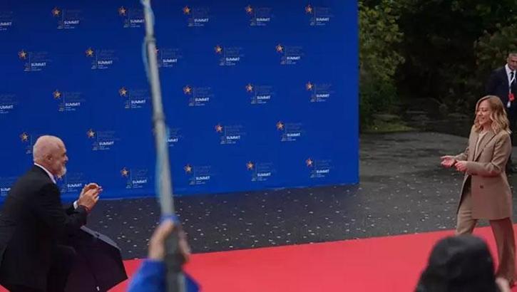 Arnavutluk lideri Rama, İtalya Başbakanı Meloni'yi diz çökerek karşıladı