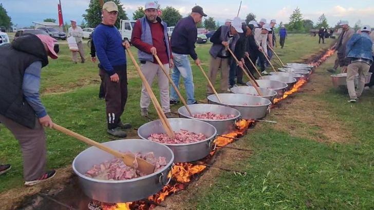 80 yıllık gelenek kuyruk oluşturdu! Metrelerce uzunlukta ateş yakıldı, kazanlar kaynadı