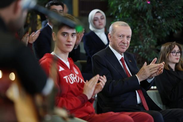 Cumhurbaşkanı Erdoğan, 19 Mayıs dolayısıyla gençlerle buluştu