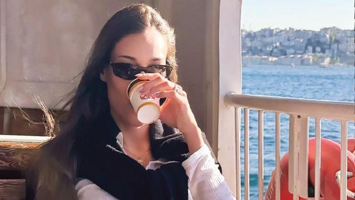 Vapurda bahar keyfi! Çay bardağıyla huzurlu anlar yaşadı