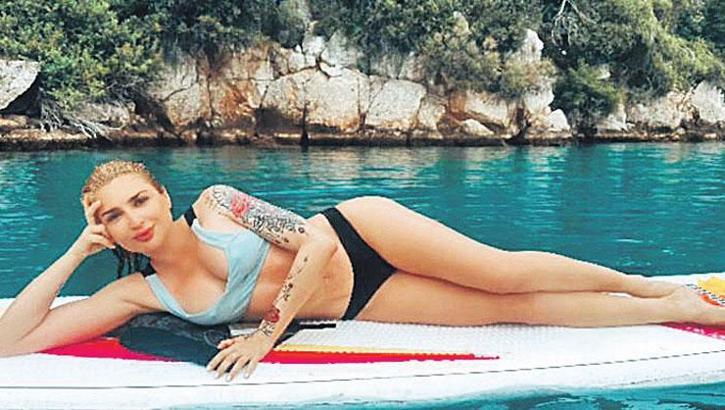 Sezonu Akyaka'da sörf okulunda açtı! Açılış pozu!