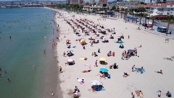 Sıcak havayı da fırsat bilerek plajlara akın ettiler