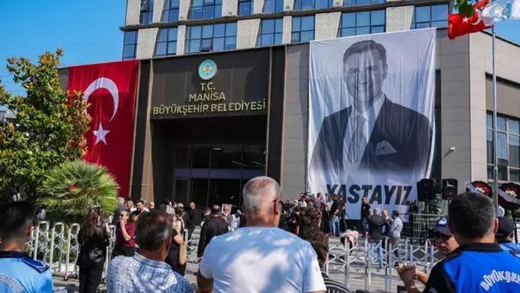 Ferdi Zeyrek'e veda! Belediye önünde tören düzenlendi
