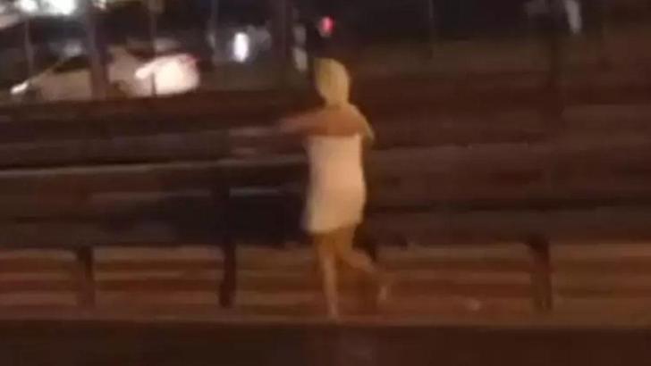 Havlu ile yola fırladı, sürücüler ne yapacağını şaşırdı