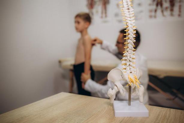 Skolyozun çocuklukta fark edilmesi hayat kurtarıcı olabiliyor!