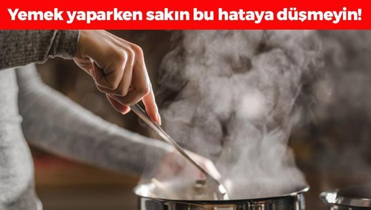 Yemek pişirirken sakın bu hatayı yapmayın! Cildi sivilce basmasına neden oluyor, çözümü çok basit!