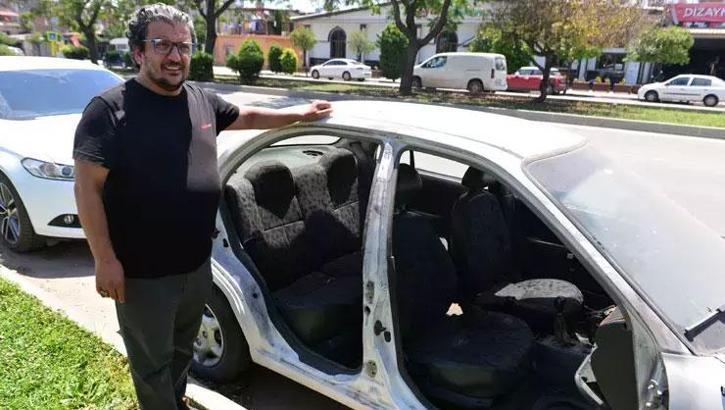 Adana'da ilginç olay! Otomobilin kapılarını çalıp kendi aracına taktı