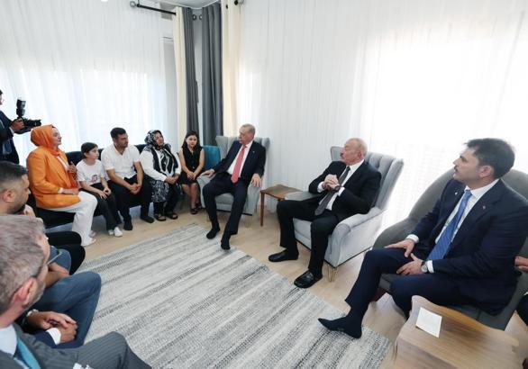 Cumhurbaşkanı Erdoğan ve Aliyev, Kahramanmaraş'ta depremzede bir aileyi ziyaret etti