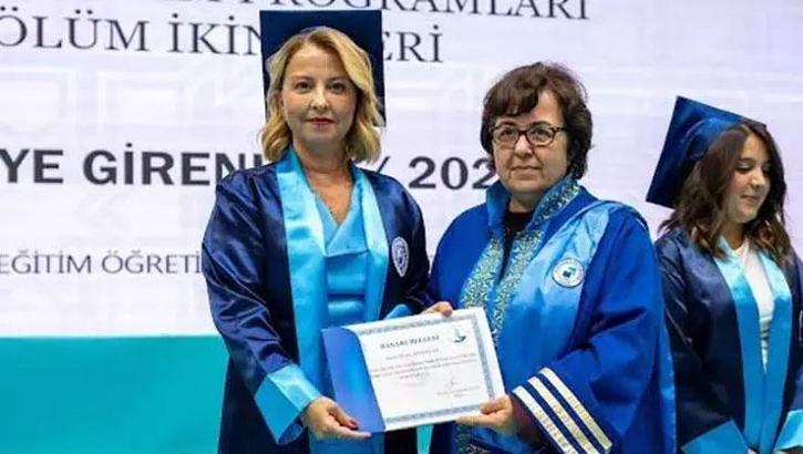 Yarım kalan üniversite hayalini tamamladı! 51 yaşında 2.’likle mezun oldu