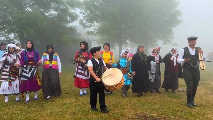Sakarya'da yaylalara göç başladı! Rengarenk görüntüler ortaya çıktı
