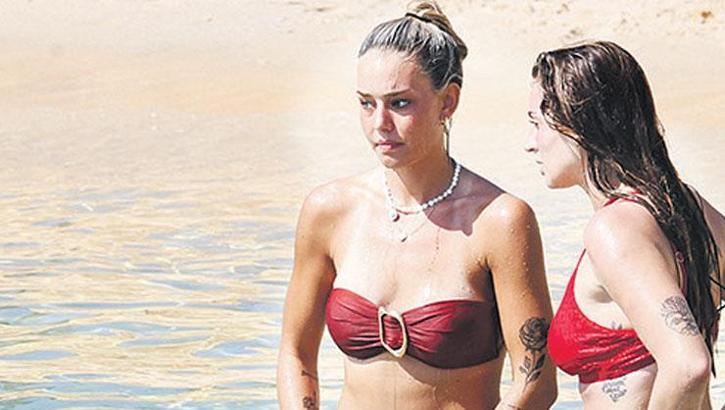 Bir anda mayosunun ipi açıldı, imdadnıa arkadaşı yetişti