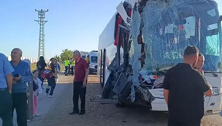 Afyonkarahisar'da otobüs kazası! TIR’a çarptı: Yaralılar var