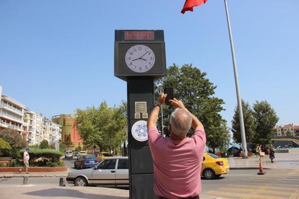 Sıcaklık 43 dereceyi buldu, uzmanlardan uyarı geldi! Bunalan vatandaş denize akın etti