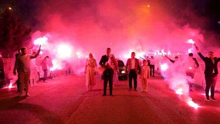 Önce meşale yaktı sonra kendi başını yaktı! Kız isteme şovu dert açtı
