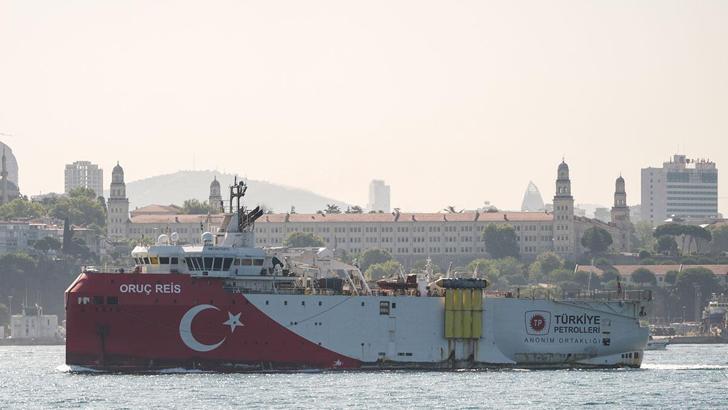 Oruç Reis Gemisi İstanbul Boğazı’nda