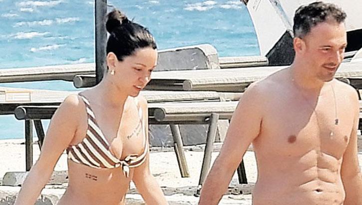 Oğuzhan Koç ve Hazal Subaşı sahilde el ele