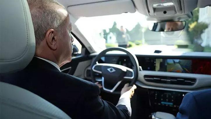 Cumhurbaşkanı Erdoğan Togg'un yeni modeli ile deneme sürüşü yaptı