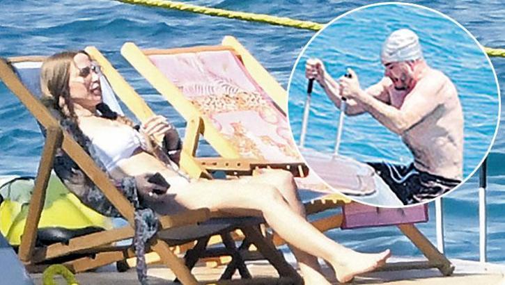 Mustafa Ceceli denize girerken kafasına bone taktı!