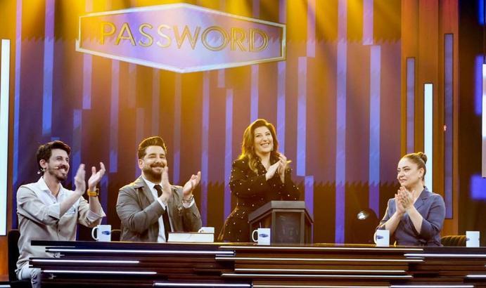 Password'de eğlenceli rekabet! Sibel Taşçıoğlu geceye damga vurdu