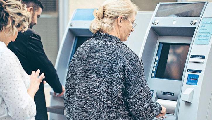 Emeklinin zamlı aylıkları yarın itibarıyla hesaplarda