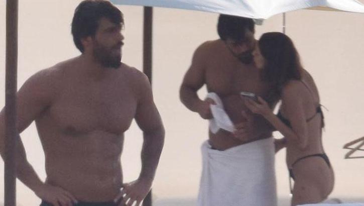 Aşıklar Bodrum'da! Can Yaman ve sevgilisi plajda sarmaş dolaş
