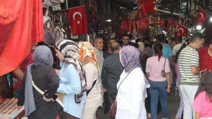45 derecede turist akını! Sıcağa rağmen gelmeye devam ediyorlar