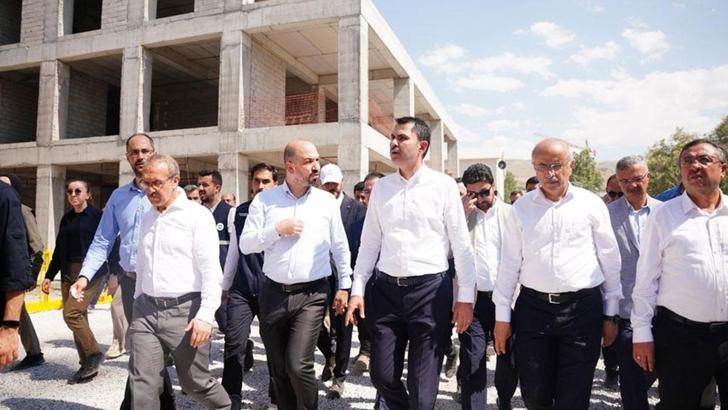 Bakan Kurum'dan deprem bölgesinde müteahhitlere uyarı: 24 saat çalışın buraları bitirin