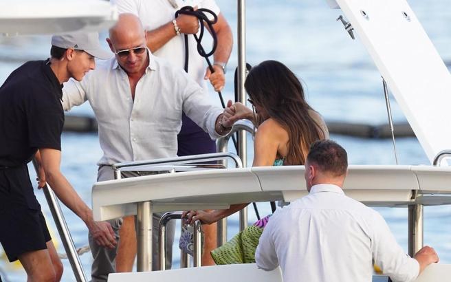 Jeff Bezos ve Lauren Sanchez çifti üç gün üç gece süren düğünün ardından gözlerden uzakta balayı yapıyor!