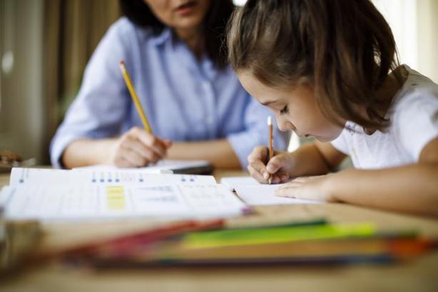 Annenin verdiği eğitim akademik başarıyı etkiliyor! Aile içi öğrenmenin gücü