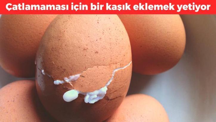 Haşlama suyuna 1 kaşık ekleyin! Yumurtanın çatlamasını engelliyor: Fokur fokur kaynasa bile hiçbir şey olmuyor